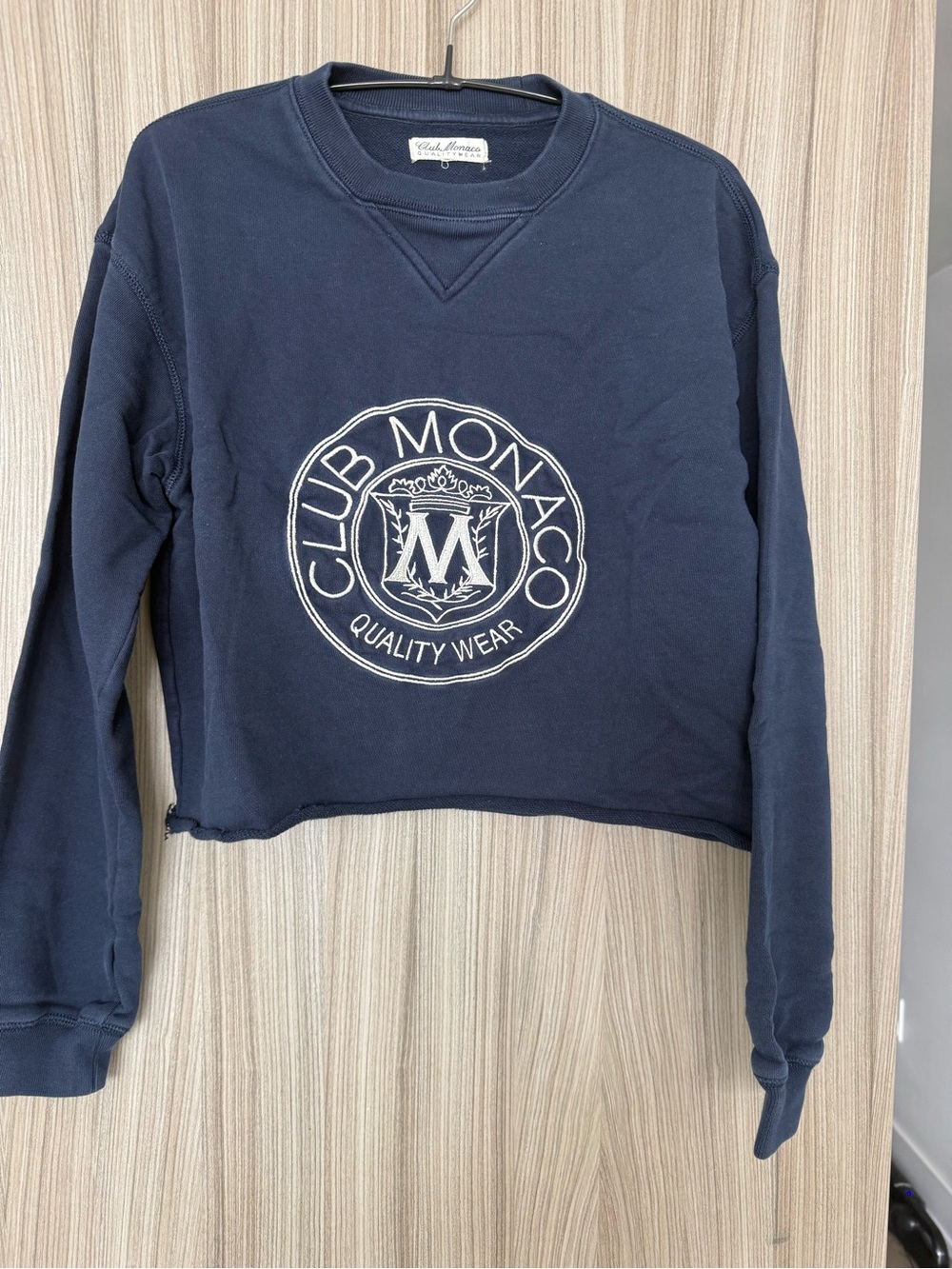 Club Monaco Quality Wear Embroidered Crest Cropped Sweatshirt – Navy – Large
